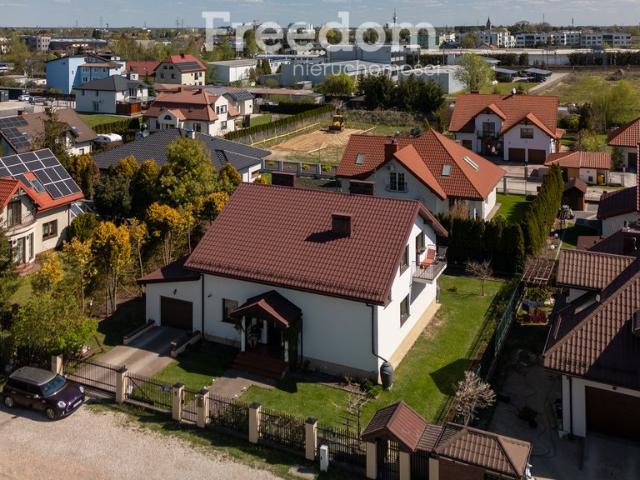 Na sprzedaż dom 218 m² dla dużej rodziny lub inwestycji w Starej Iwicznej