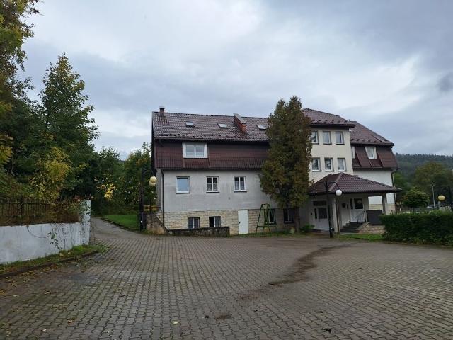 Do sprzedania funkcjonalny lokal użytkowy 495 m² w Lądku Zdroju
