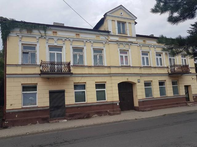 Na sprzedaż klimatyczna kamienica 500 m² w Buczku z ogrodem i garażami