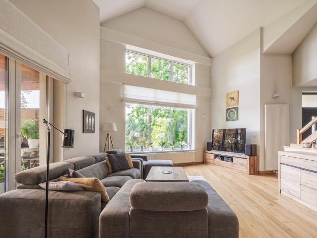 Na sprzedaż komfortowy dom 298 m² z ogrodem i garażem