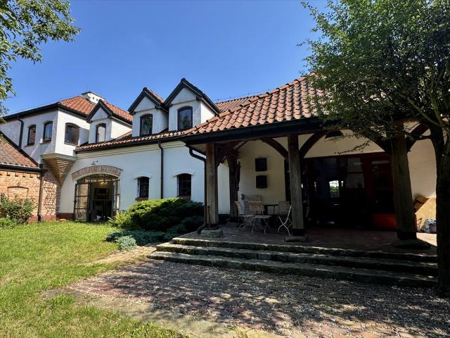 Na sprzedaż przestronny dom 470 m² z ogrodem i pracownią w Oborach