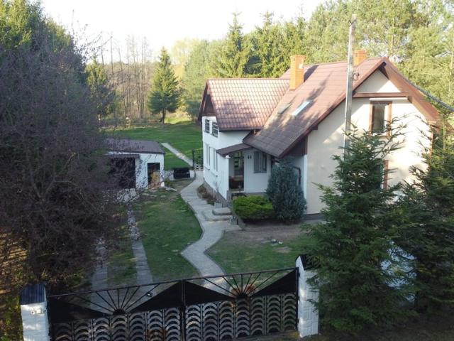 Na sprzedaż przestronny dom 90 m² z dużą działką 10 000 m², stawem i dostępem do rzeki