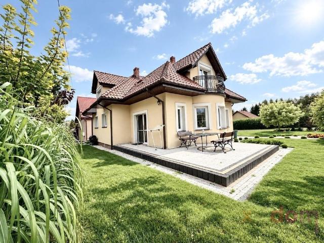 Na sprzedaż przestronny dom 165 m² w Wilkowie z dużą działką