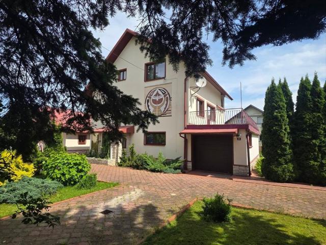 Na sprzedaż przestronny dom 180 m² z gabinetem w Besku