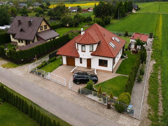 Na sprzedaż przestronny dom 200 m² z oranżerią i ogrodem