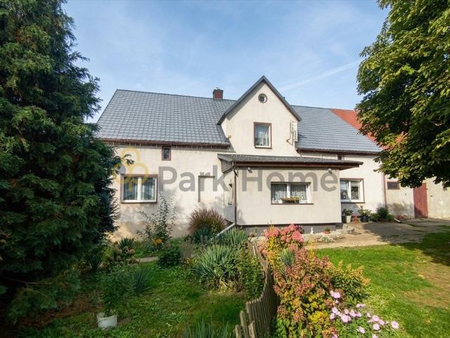 Na sprzedaż przestronny dom 220 m² z dużą działką w Wrzesinach