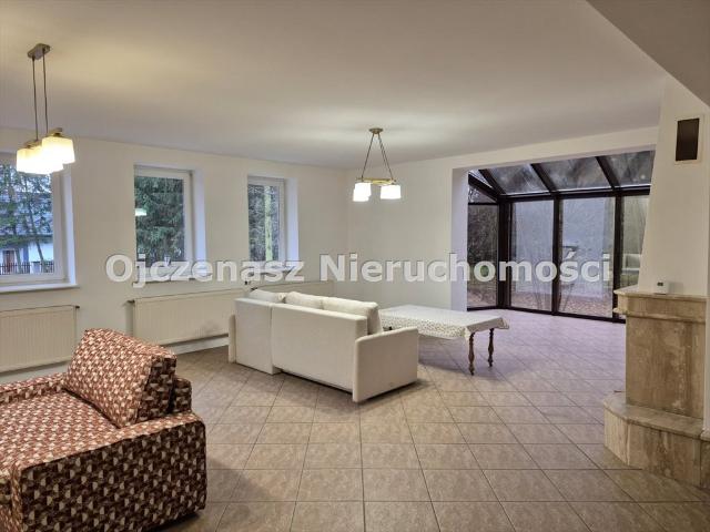 Na sprzedaż przestronny dom 225 m² z ogrodem i halą w Dąbrówce Nowej