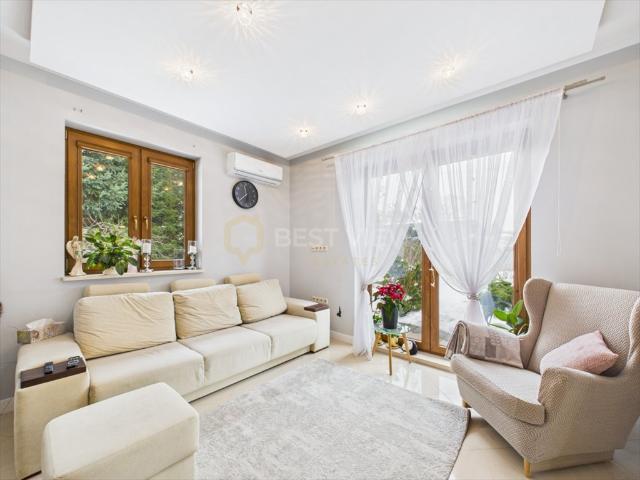 Na sprzedaż przestronny dom 245 m² z ogrodem w Ząbkach