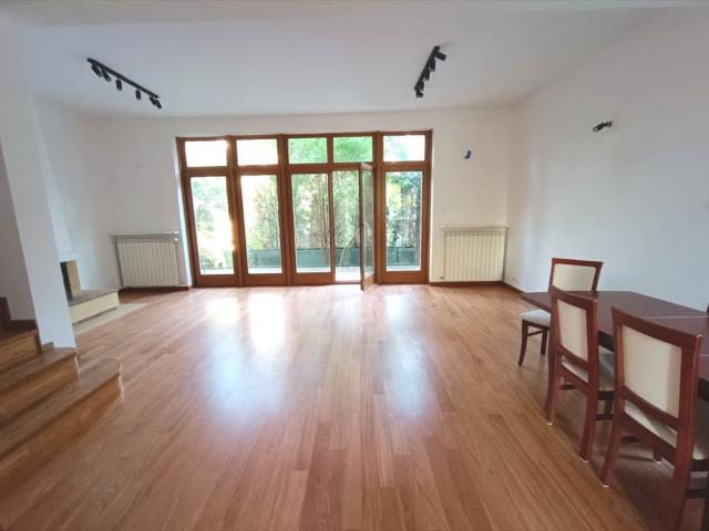 Na sprzedaż przestronny dom 248 m² na Bielanach z tarasem i ogrodem