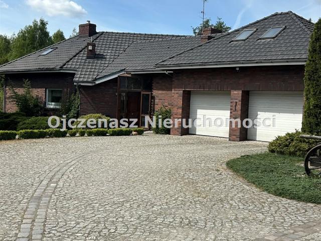 Na sprzedaż przestronny dom 277 m² z obiektem 230 m² w Niemczu