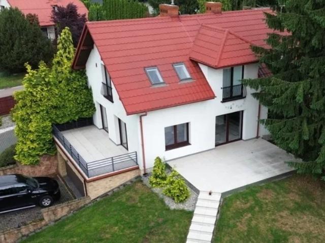 Na sprzedaż przestronny dom 280 m² z dużym ogrodem 1200 m²