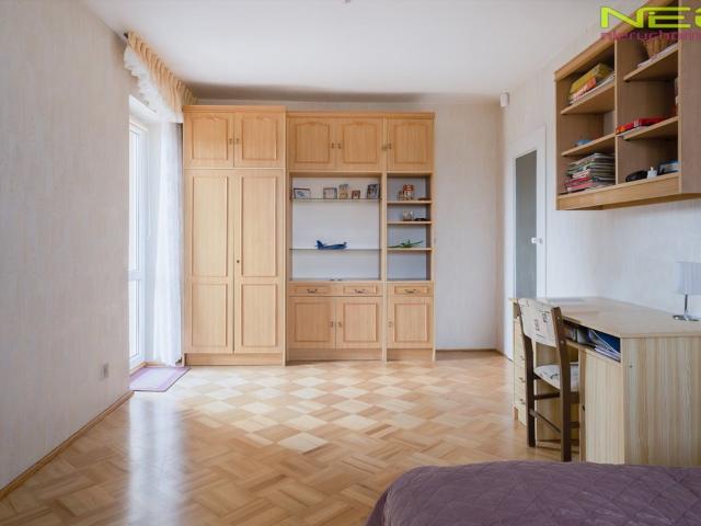 Na sprzedaż przestronny dom 355 m² z ogrodem i garażem w Grabówce