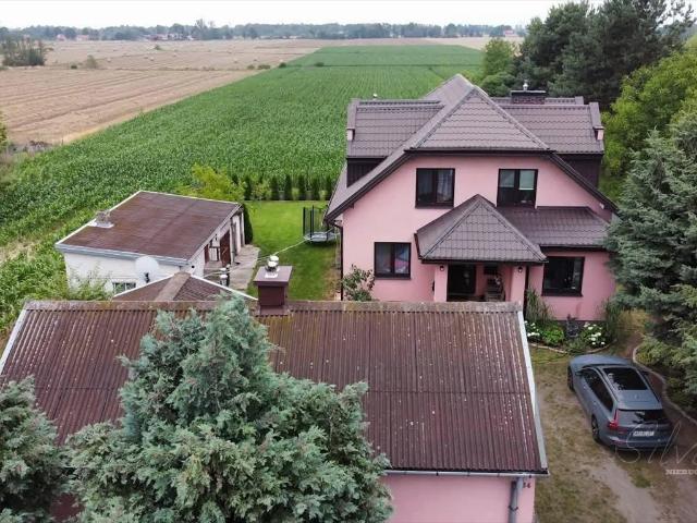 Na sprzedaż przestronny dom z dwoma niezależnymi budynkami w Kaskach