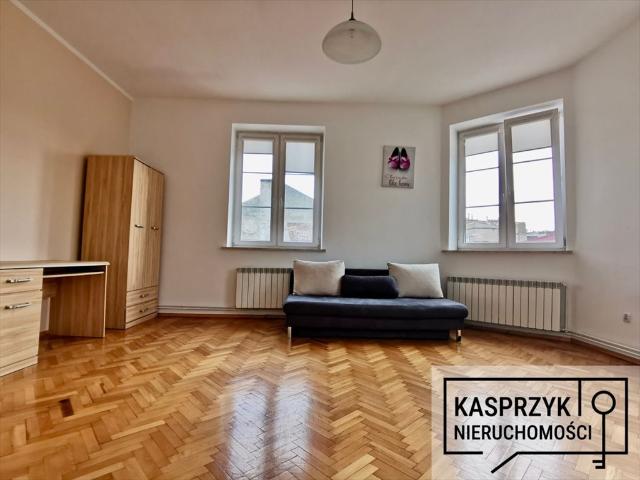Na sprzedaż przestronne 74 m² mieszkanie z piwnicą w centrum Jasła