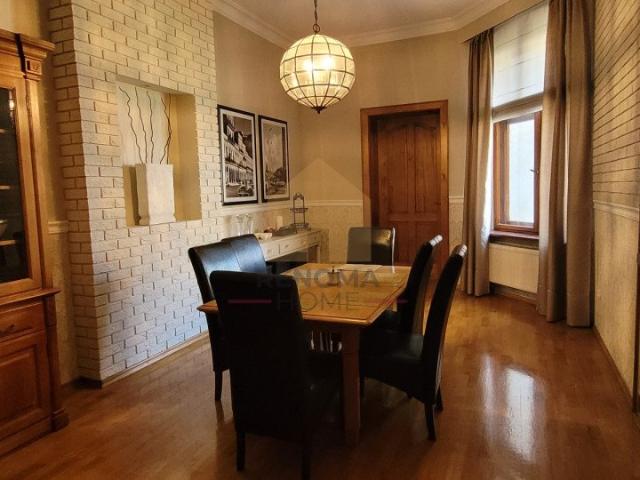 Na sprzedaż przestronne 158 m² mieszkanie w Legnicy z dużą kuchnią i miejscem postojowym