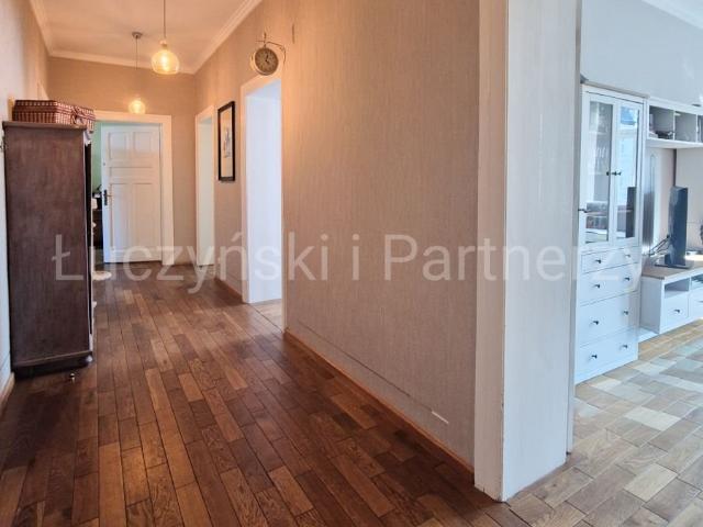 Na sprzedaż przestronne 130 m² w kamienicy z balkonami