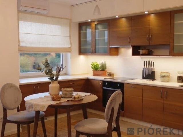 Na sprzedaż przestronne 2 pokojowe mieszkanie 47,39 m² z balkonem w Markach