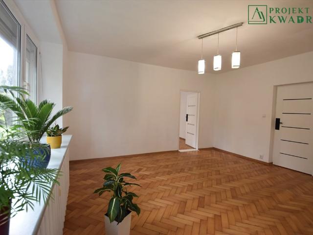 Na sprzedaż przestronne 56 m² mieszkanie z dużym salonem i zielonym widokiem