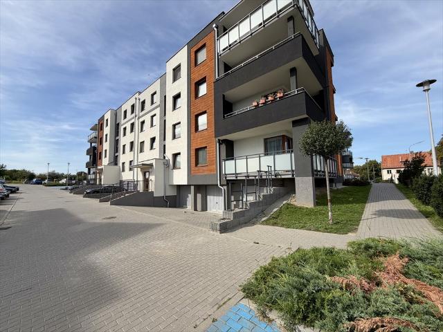 Na sprzedaż przestronne 53 m² na parterze z tarasem i windą