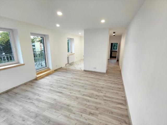 Na sprzedaż przestronne 70 m² mieszkanie po remoncie z dużym balkonem