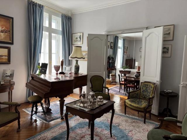 NANTES Boulevard Guist'hau Grand appartement familial. Volumes rares