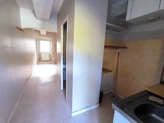 Nantes Saint Jacques. Petite maison avec cave en impasse. 118 000 € FAI