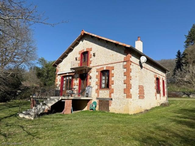 Nanteuil En Vallée: Propriété Avec Gîte Rare Sur Le Marché. Emplacement Privilégié