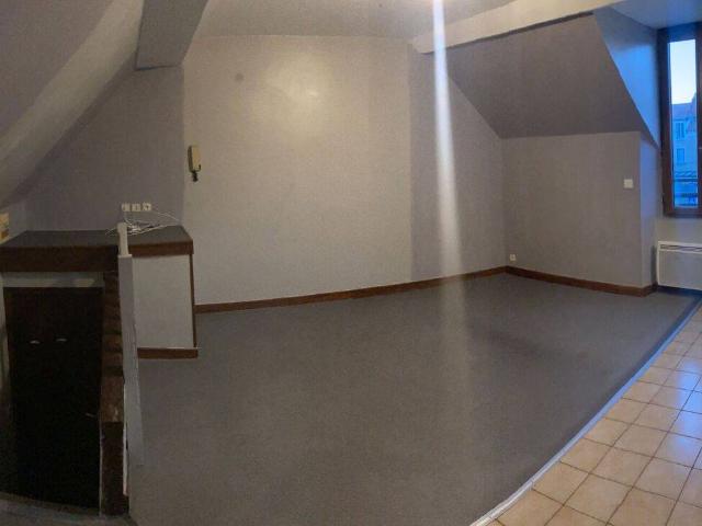 Nanteuil les meaux, centre, Studio de 20m² avec parking