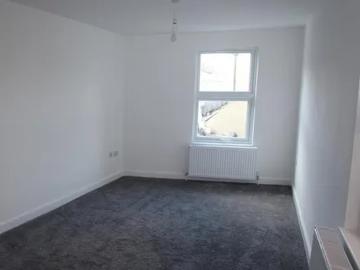 Nananom Groceries, 84B Parchmore Road, London, CR7 8LX, United Kingdom | Room for rent #129399502 | Rentberry