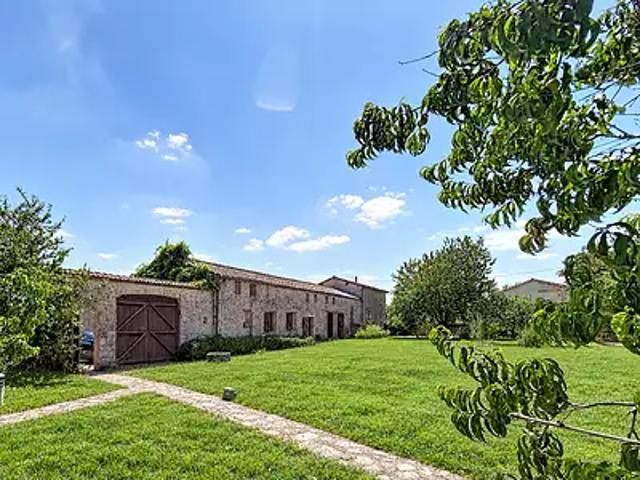 Nanclars 16230 Achat / Vente maison 10 pièces t10 jardin