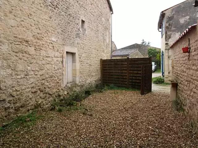 Nancras 17600 Location maison 2 pièces t2 jardin