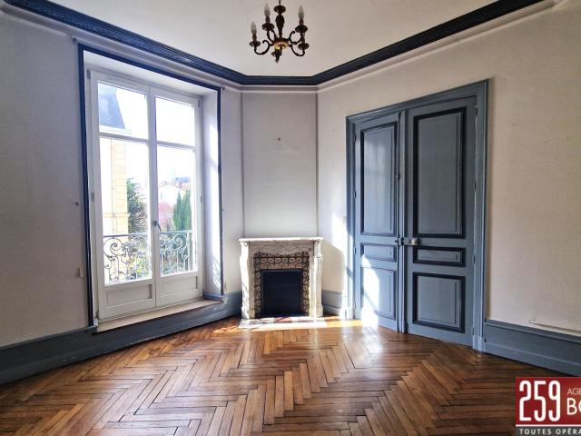 NANCY CENTRE / GRAND APPARTEMENT AVEC BALCON, MANSARDES ET CAVES