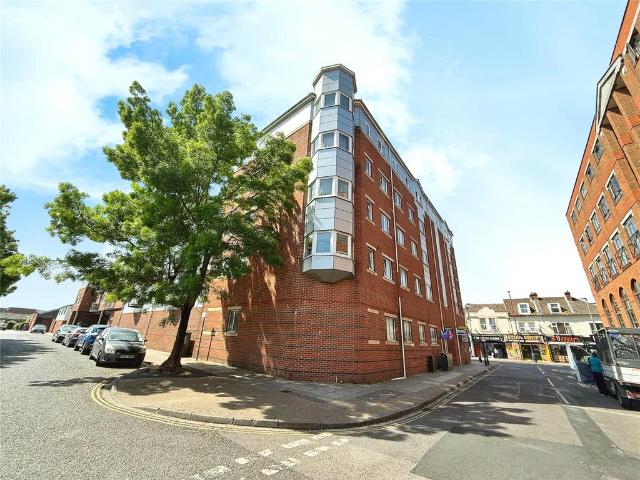 Nancy Road, Hampshire PO1 2 bed flat to rent £1,075 pcm £248 pw