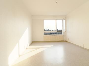 NANCY RUE JACQUINOT BEAU STUDIO DE 23 M2 AVEC EMPLACEMENT DE PARKING