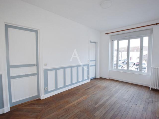 NANGIS CENTRE VILLE, APPARTEMENT 2 PIECES 36 M² ENVIRON, 1ER ETAGE 695 EUR CHARGES COMPRISES DONT EAU ET CHAUFFAGE