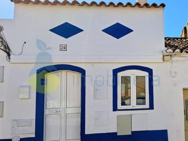 NAO PERCA ESTA GRANDE OPORTUNIDADE! FABULOSA MORADIA TOTALMENTE NOVA V2, COM DOIS PISOS, DUAS SALAS E DUAS CASAS DE BANHO, MUITO BEM LOCALIZADA EM ZONA CALMA E TRANQUILA A POUCOS METROS DO CASTELO DE SILVES