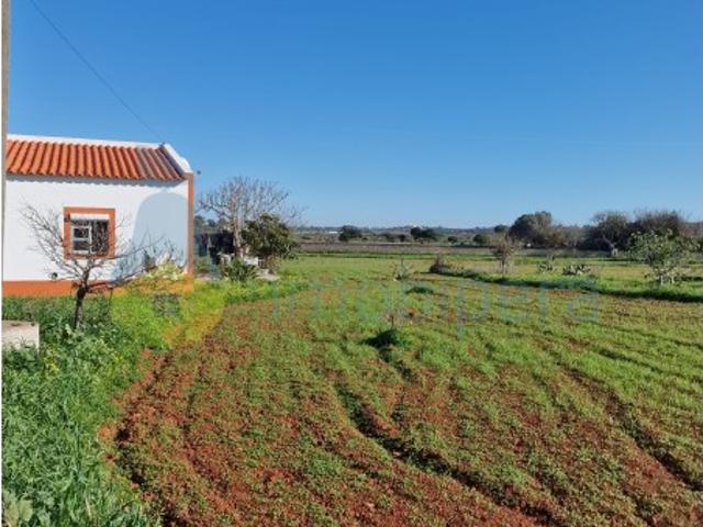 NAO PERCA ESTA GRANDE OPORTUNIDADE! FABULOSA QUINTA TOTALMENTE REMODELADA V3 TRANSFORMADA EM V1, COM AMPLO TERRENO DE 6200M2 E 2 POÇOS COM ÁGUA DA BARRAGEM, MUITO BEM LOCALIZADA EM ZONA CALMA E TRANQUILA A POUCOS MINUTOS DAS PRAIAS!