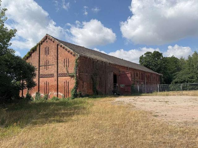 Nachauktion Hofanlage mit ehem. Wohnhaus und zwei großen Stallgebäuden
