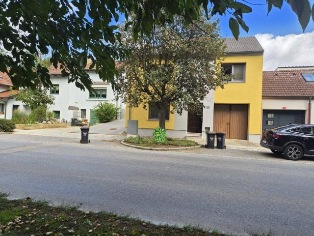 Nachhaltig Wohnen im Weinviertel: Charmantes und gepflegtes Ziegelmassiv Einfamilienhaus in Top Lage von Asparn nahe Mistelbach: 4 Zimmer + separate Küche, Garage, Dämmung & Kunststofffenster um nur 199.900 €