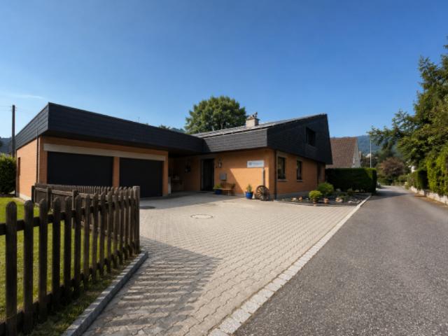 Nachhaltiges 7.5 Zimmer Einfamilienhaus mit Photovoltaikanlage, Pool, Sauna & Fitness