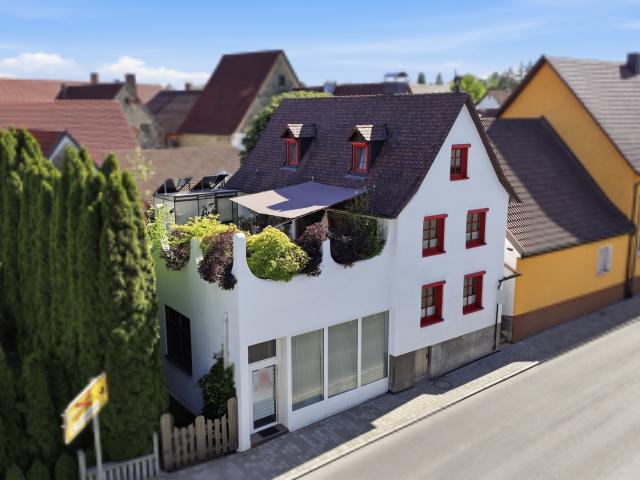 Nachhaltiges Wohnhaus mit großer Dachterrasse und vermieteter Gewerbeeinheit in Asselfingen!