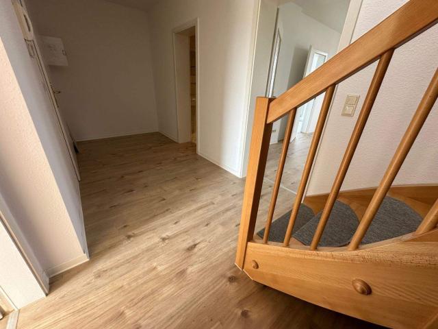 Nachmieter gesucht ! Wohnen Ã¼ber zwei Etage 2 BÃ¤der NEUES Laminat !