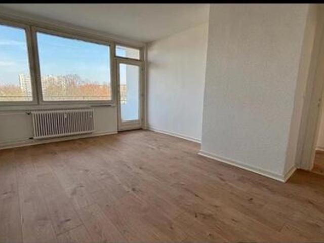 Nachmieter zum 1.11. für sonnige und renovierte 2 Zimmer Wohnung
