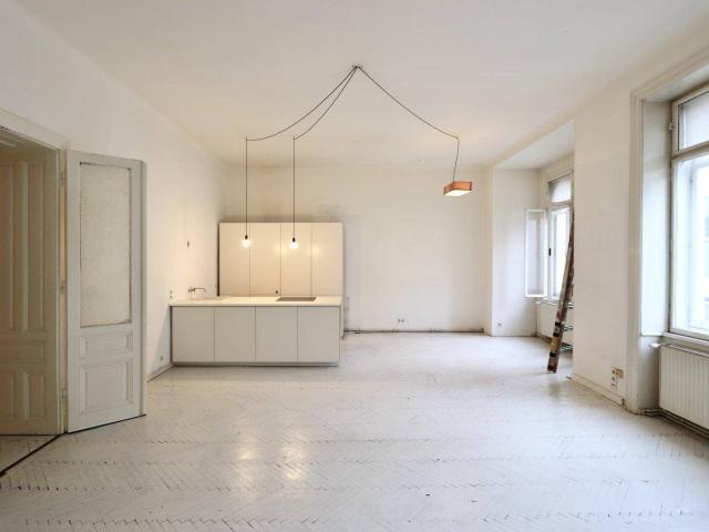 Nächst Neubaugasse! Südwestseitiger 4 Zimmer Altbau mit Balkon in ruhiger Seitengasse!