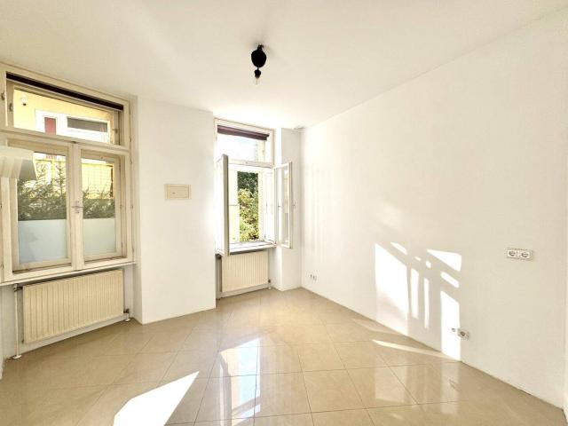 Nächst Q19 und Straßenbahn D! Zentral begehbarer 2 Zimmer Altbau in West Ost Ausrichtung