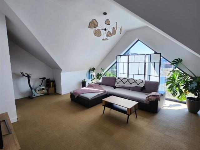 Zapraszam do obejrzenia przestronnego domu 278 m² z dużą działką w Ruścu