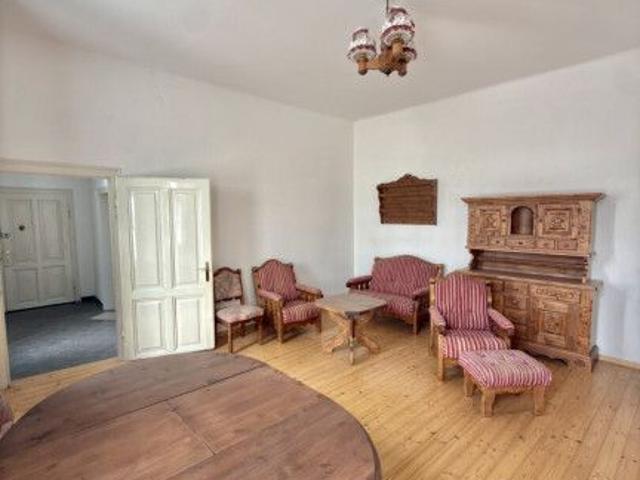 NAHE MARKTPLATZ PERCHTOLDSDORF: CHARMANTE 2 ZIMMER ALTBAUWOHNUNG IN RUHIGER HOFLAGE MIT SEPARATER KÜCHE & BEGEHBAREM SCHRANKRAUM IM HISTORISCHEN „EISENBÖCKHOF!