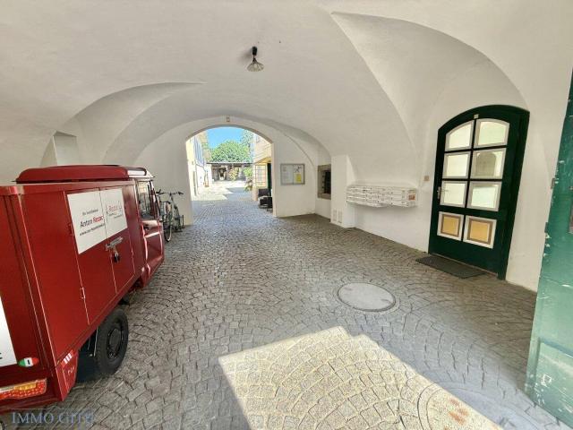 NAHE MARKTPLATZ PERCHTOLDSDORF: CHARMANTE 2 ZIMMER ALTBAUWOHNUNG IN RUHIGER HOFLAGE MIT SEPARATER KÜCHE & BEGEHBAREM SCHRANKRAUM IM HISTORISCHEN „EISENBÖCKHOF!