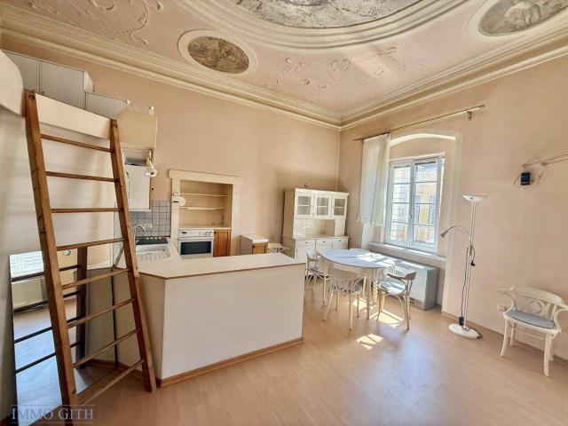 NAHE MARKTPLATZ PERCHTOLDSDORF: EINZIGARTIGE ALTBAUWOHNUNG MIT HISTORISCHEM DECKENFRESKO, GALERIE EMPORE & WOHNKÜCHE IM „EISENBÖCKHOF!