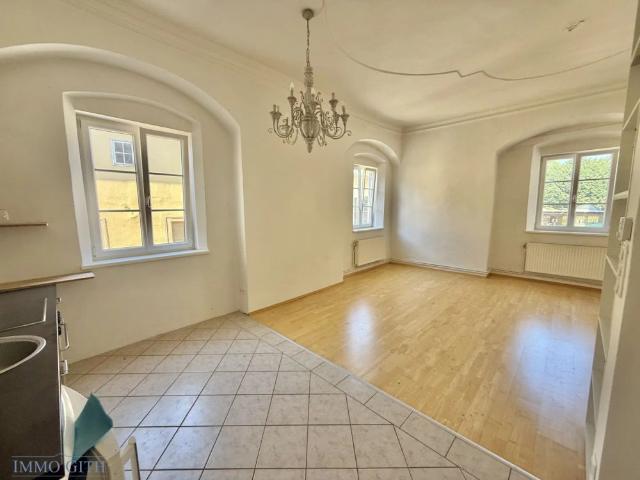 NAHE MARKTPLATZ PERCHTOLDSDORF: RENOVIERTE ALTBAUWOHNUNG MIT NEUER EINBAUKÜCHE & SERVICIERTER GASETAGENHEIZUNG IM HISTORISCHEN „EISENBÖCKHOF!